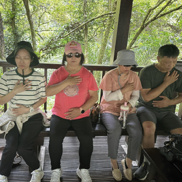 同仁在森林瀑布區進行靜心冥想