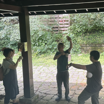 同仁進行藥草球手作體驗